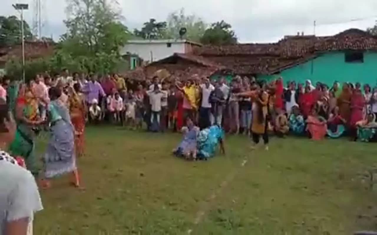 महाराष्ट्र में मिथक तोड़ साड़ी पहनकर महिलाएं खेल रही हैं कबड्डी