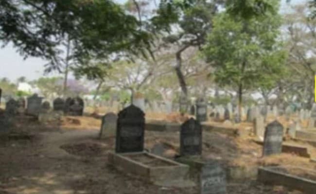 कोविड-19 से जूझ रहे इंदौर के कुछ कब्रिस्तानों में जनाजों की तादाद बढ़ने पर उठे सवाल
