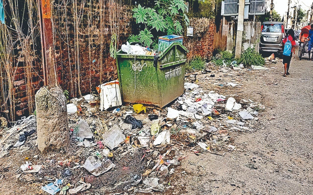 गिरिडीह नगर निगम के कर्मचारी पांच सूत्री मांगों को लेकर हड़ताल पर, शहर में लगा कचरे का अंबार