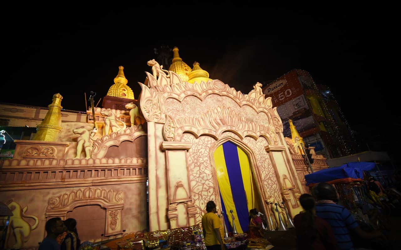 Durga Puja Pandal : पटना के खूबसूरत पंडाल और मां के दर्शन के लिए उमड़ी श्रद्धालुओं की भीड़, देखें तस्वीरें