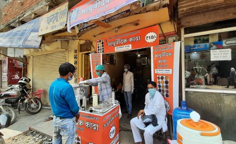UP: कोरोना काल में युवक ने चाय की जगह खोली काढ़े की दुकान, अब लग रही है लम्बी लाइन