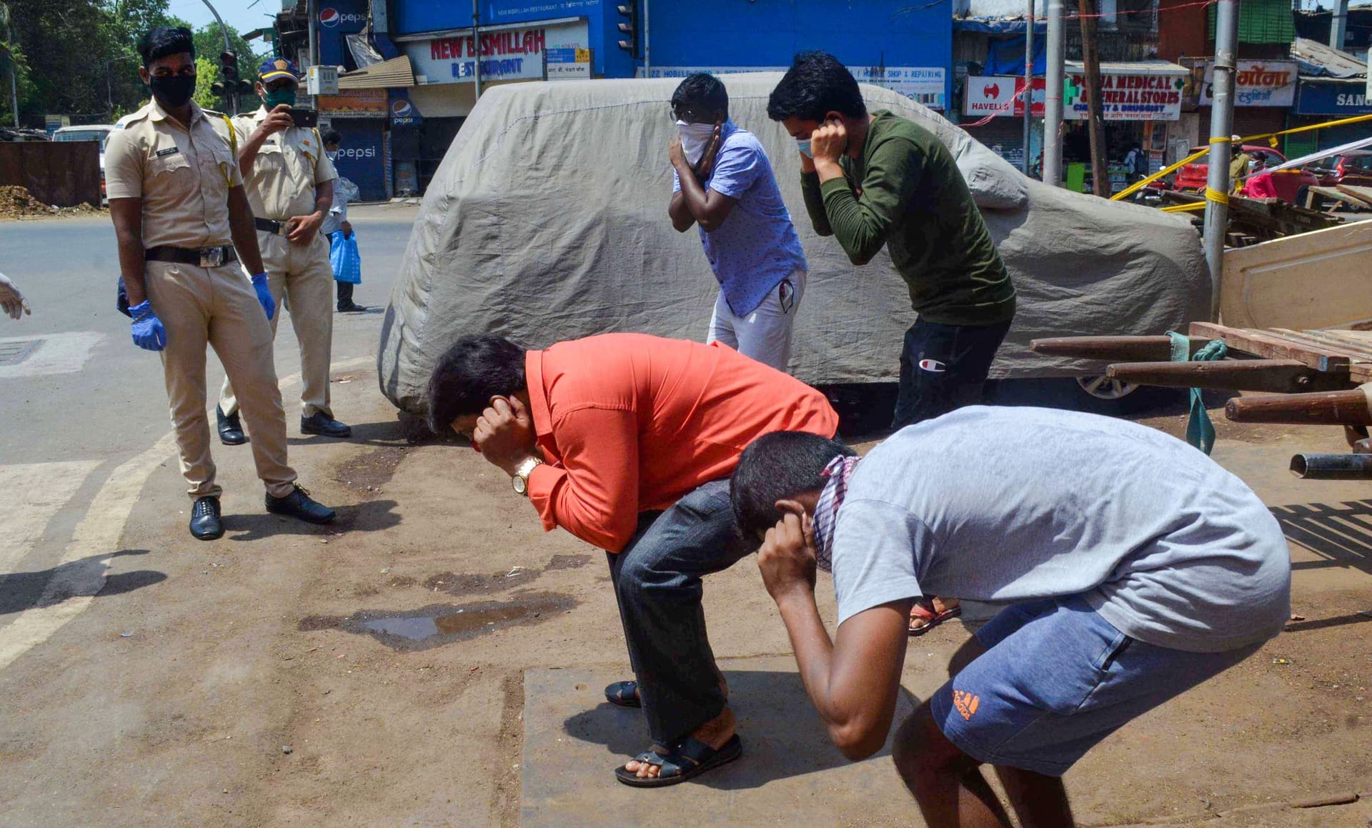 Agra Corona Update: आगरा में साप्ताहिक बंदी का सख्ती से होगा पालन, आपके इलाके में इस दिन खुलेगी दुकानें Agra Corona Update: आगरा में साप्ताहिक बंदी का सख्ती से होगा पालन, आपके इलाके में इस दिन खुलेगी दुकानें