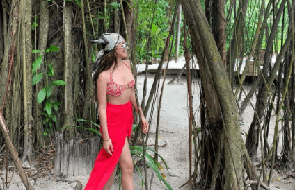 कियारा आडवाणी ने रेड स्विमसूट में शेयर की जबरदस्त बोल्ड फोटो, इंटरनेट पर फिर मचाया तहलका