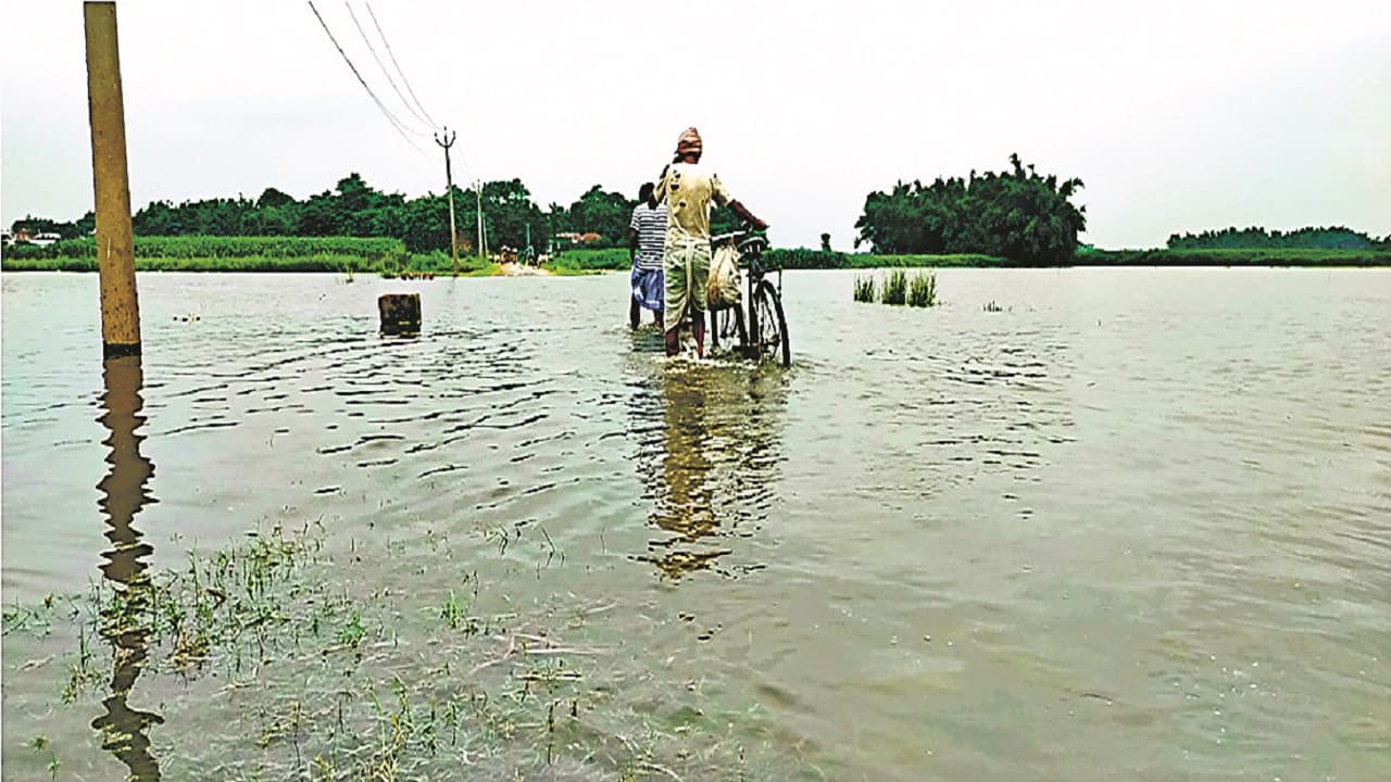 Bihar Flood 2022: कटिहार में बाढ़ की तबाही का मंजर देखने गये दो बच्चे, तेज धार में बहकर लापता, मचा कोहराम