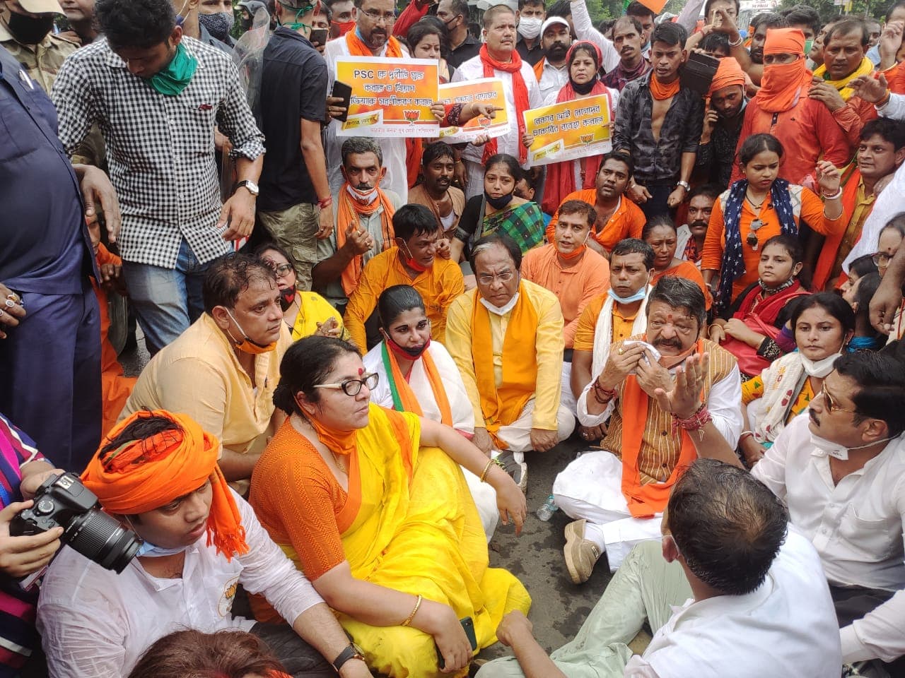 In Pics : बंगाल भाजपा का नबान्न अभियान, लाठीचार्ज में दर्जनों कार्यकर्ता घायल, राजू बनर्जी की हालत गंभीर, धरना पर बैठे कैलाश विजयवर्गीय