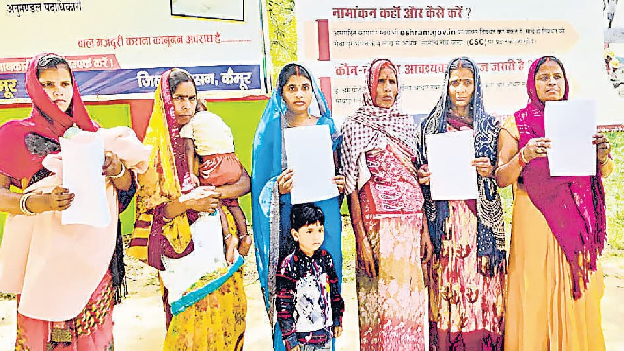 बिहार में घूस नहीं देनेवालों का आवास योजना की सूची से काट दिया जाता है नाम, फरियाद लगाने पहुंची महिलाएं