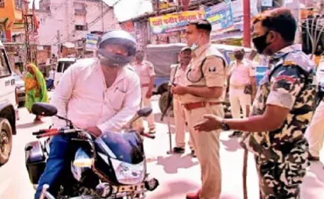 कोरोना से जंग: लॉकडाउन तोड़ने वालों पर प्रशासन ने चटकायीं लाठियां, कराया उठक-बैठक