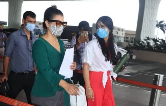 न्यासा देवगन संग एयरपोर्ट पर स्पॉट हुईं काजोल, कैमरापर्सन की 'चप्पल' वाली बातचीत ने खींचा ध्यान, VIDEO