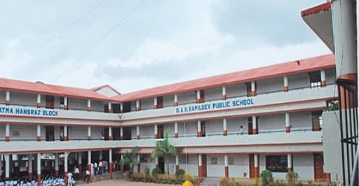 डीएवी कपिलदेव में ट्रांसफर सर्टिफिकेट को लेकर हुआ विवाद, भड़क उठे अभिभावक, मचा हंगामा