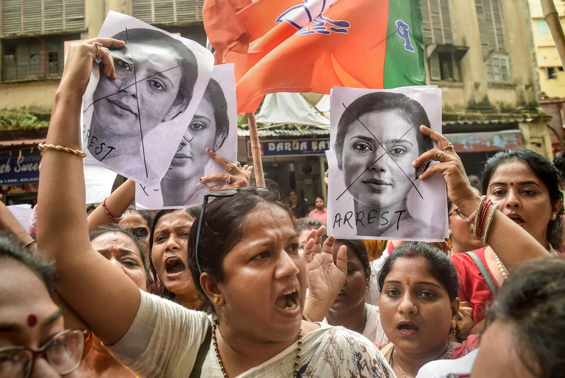 Kali Controversy : पहले भी हो चुके हैं ऐसे विवाद, उठ चुके हैं कई दिग्गजों पर सवाल
