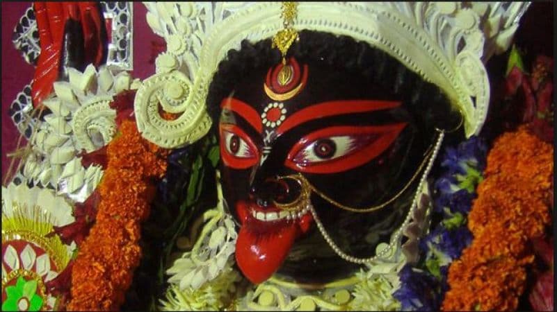 निशा रात्रि को खुला मां काली का द्वार, श्रद्धालुओं ने महाप्रसाद अर्पित कर की सुख शांति व समृद्धि की कामना