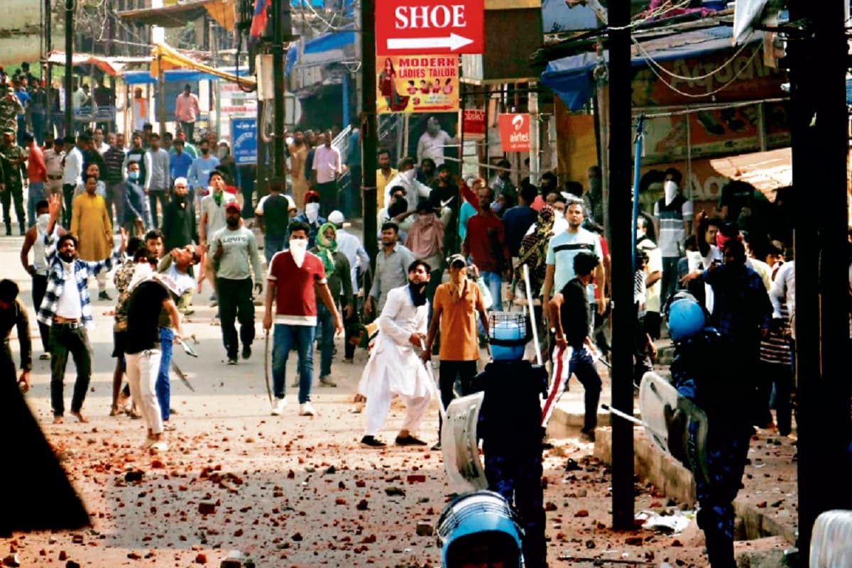 Jharkhand: चक्रधरपुर में कमलदेव गिरि की अंतिम यात्रा में दो गुट भिड़े, लाठी चार्ज व आंसू गैस छोड़े गये