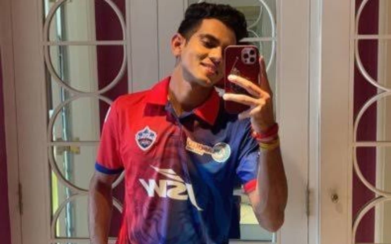 DC vs KKR: कोलकाता के खिलाफ मुकाबले से पहले दिल्ली को लगा बड़ा झटका, स्टार तेज गेंदबाज आईपीएल से हुआ बाहर