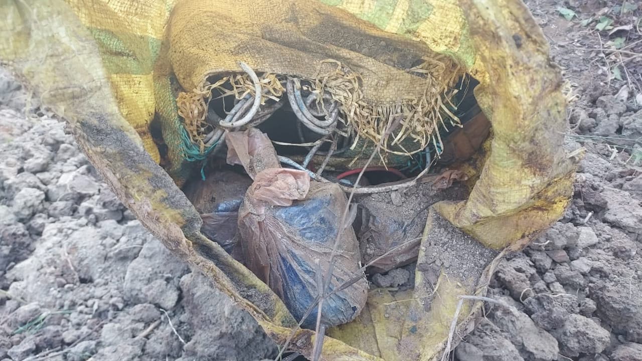 चतरा पुलिस को मिली बड़ी सफलता, इस जंगल से बरामद हुए 25 केन बम