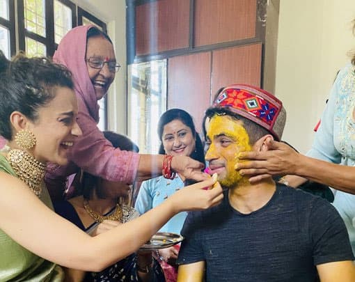 कंगना के घर गूंज रही है शहनाई, भाई को हल्दी लगाती दिखीं अभिनेत्री,तस्वीरें Viral