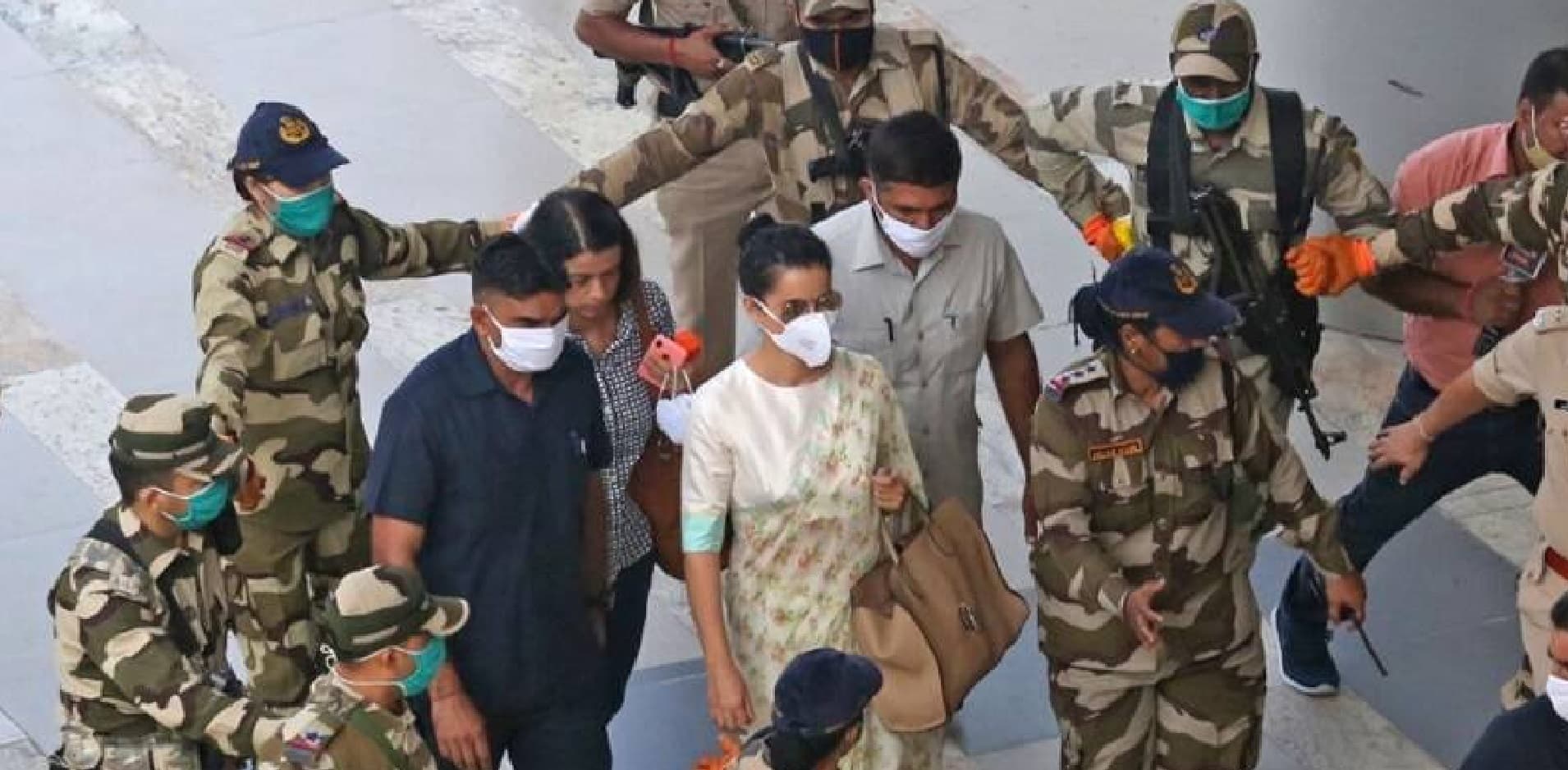 Kangana Ranaut Live News Updates : 
मुंबई पहुंचते ही उद्धव पर गरजीं कंगना, 'आज मेरा घर टूटा है, कल तेरा घमंड टूटेगा'