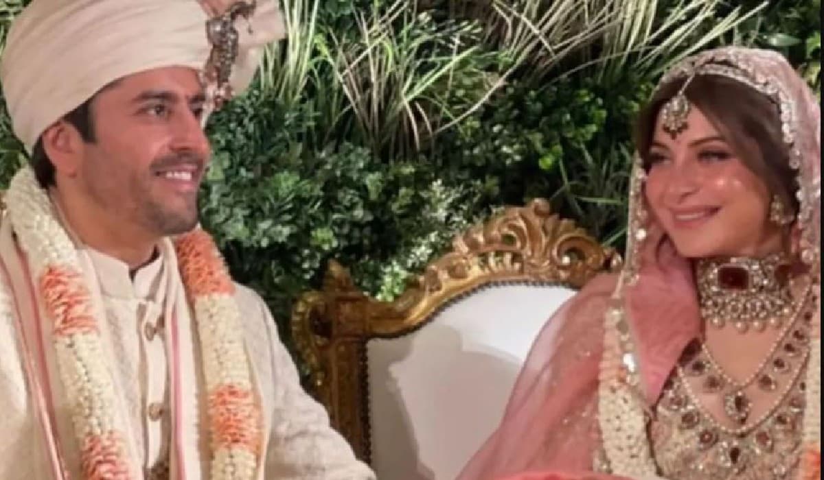 Kanika Kapoor Wedding: कनिका कपूर-गौतम की शादी की तसवीरें आई सामने, एकदूजे का हाथ थामे पोज नजर आया कपल