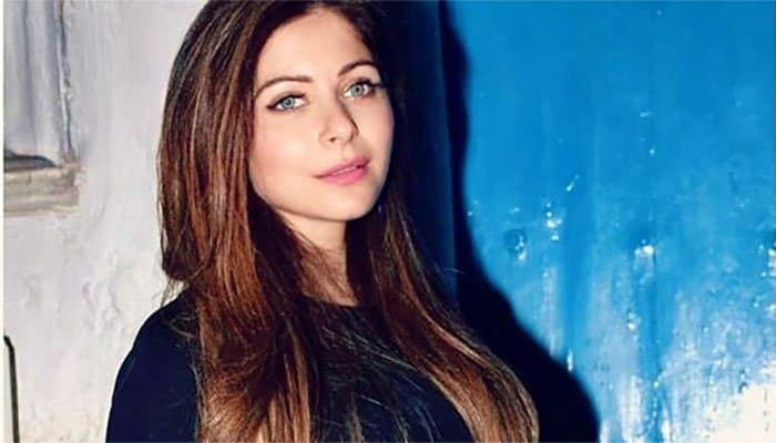 Kanika Kapoor ने शेयर की शादी की अनसीन फोटोज, वरमाला के बाद पति को यूं किस करती दिखीं सिंगर