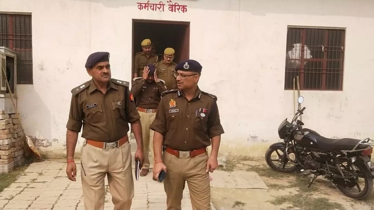 Kanpur News: सोते रहे चौकी प्रभारी, चोरों ने पार कर दी 'पिस्टल और वर्दी', निलंबित