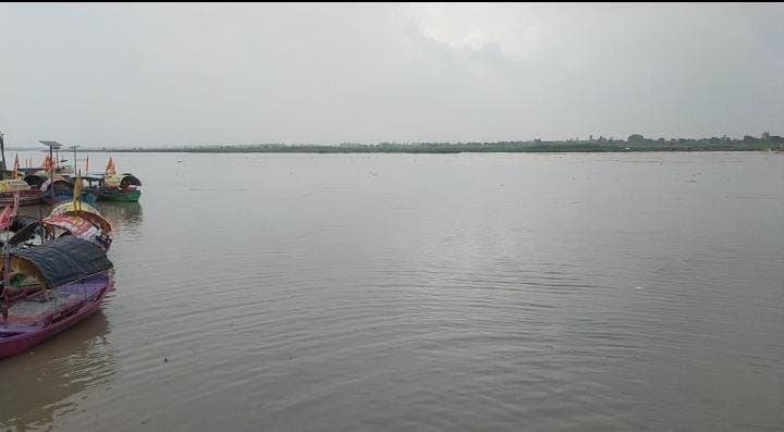 कानपुर: गंगा का जलस्तर बढ़ने से सभी घाट डूबे, बैराज से छोड़ा गया तीन लाख क्यूसेक पानी, नौका विहार पर लगी रोक