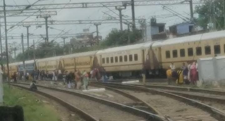 UP News : ओएचई लाइन टूटी, कानपुर- लखनऊ रेल मार्ग बाधित, जहां के तहां रुकी ट्रेन, जानिये कहां हुआ हादसा