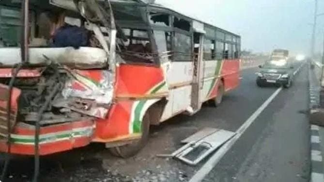 Kanpur: चुनाव ड्यूटी में जा रही बस पलटी, 20 सिपाही घायल 2 की हालत गंभीर, हल्की झपकी से बड़ा हादसा