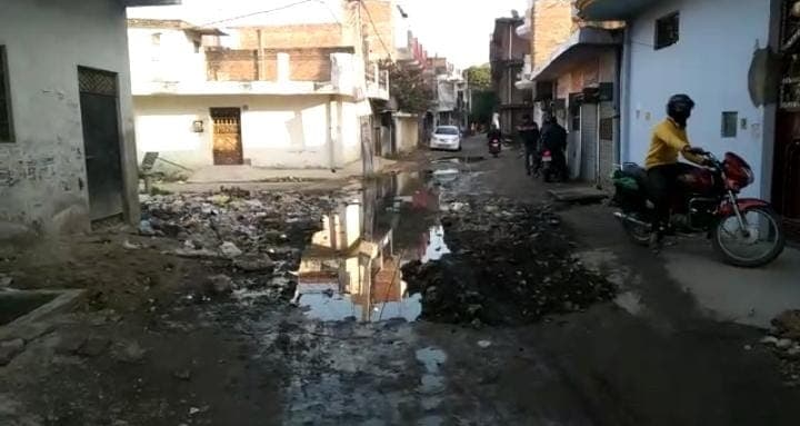 UP Election: 4 घंटे की बारिश में बह गए BJP विधायिका के विकास कार्य, जनता ने शेयर कीं दुर्दशा की तस्वीरें