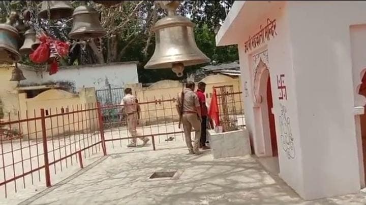 Kanpur News: पेशी पर गए कैदी को मंदिर ले जाना पुलिसकर्मियों को पड़ा भारी, गिरी निलंबन की गाज
