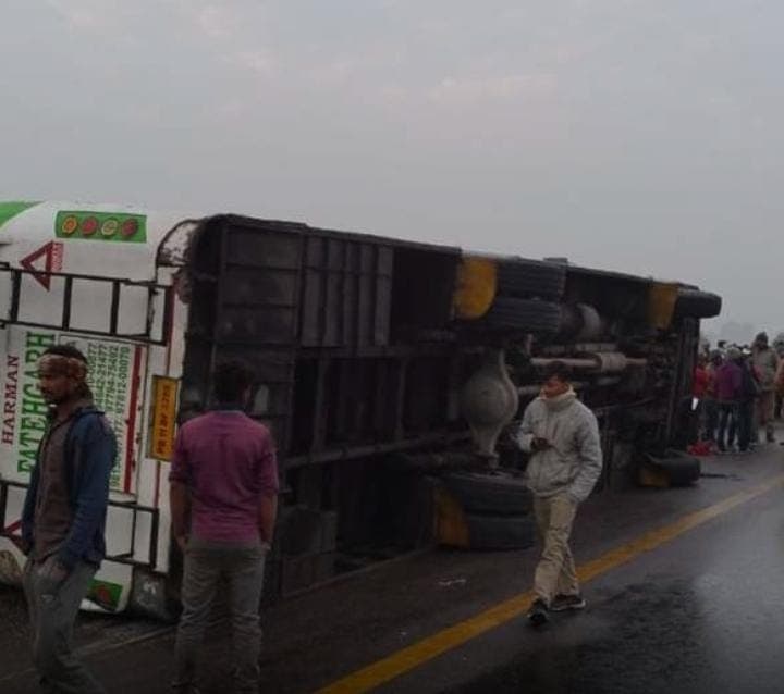 Kanpur News: आगरा लखनऊ एक्सप्रेस-वे पर भीषण सड़क हादसा, बिहार से पंजाब जा रही बस पलटी, 15 यात्री घायल