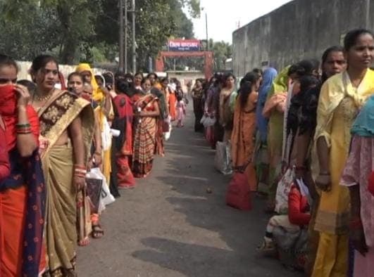 Bhai Dooj 2021: बहनों ने तोड़ी बंदिशें, जेल में बंद भाई के माथे पर तिलक कर मनाया भाई दूज