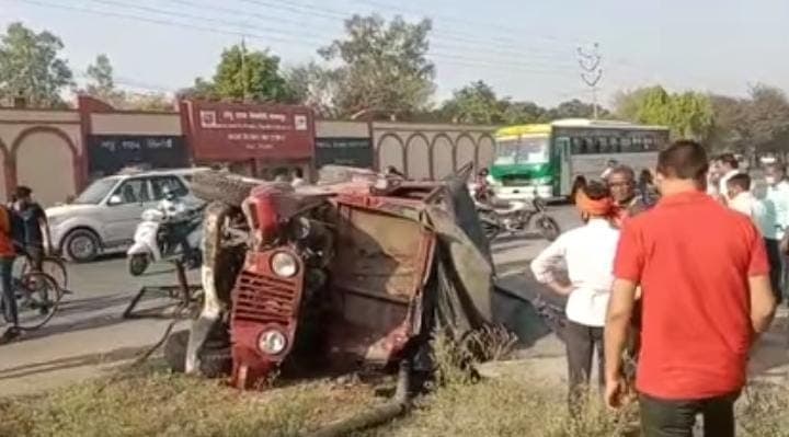 Kanpur News: कानपुर में भीषण सड़क हादसा, अनियंत्रित होकर पलटी जीप, चालक की पत्नी की मौके पर मौत, 6 घायल