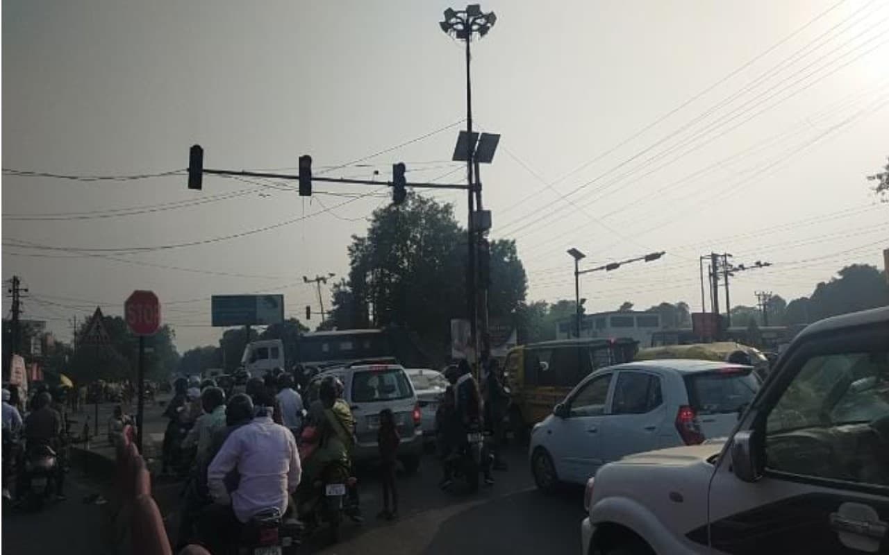 कानपुर में ध्‍वस्‍त ट्रैफ‍िक स‍िस्‍टम में मनाया जा रहा यातायात माह, गड्ढा'युक्‍त' सड़कों पर बंद हैं सिग्नल