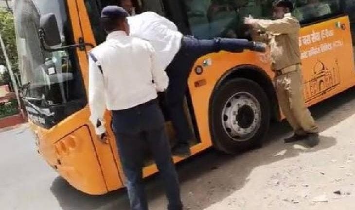 Kanpur News: किराया मांगने पर कांस्टेबल ने बस कंडक्टर को मारी लात, Video वायरल होते ही गिरी निलंबन की गाज