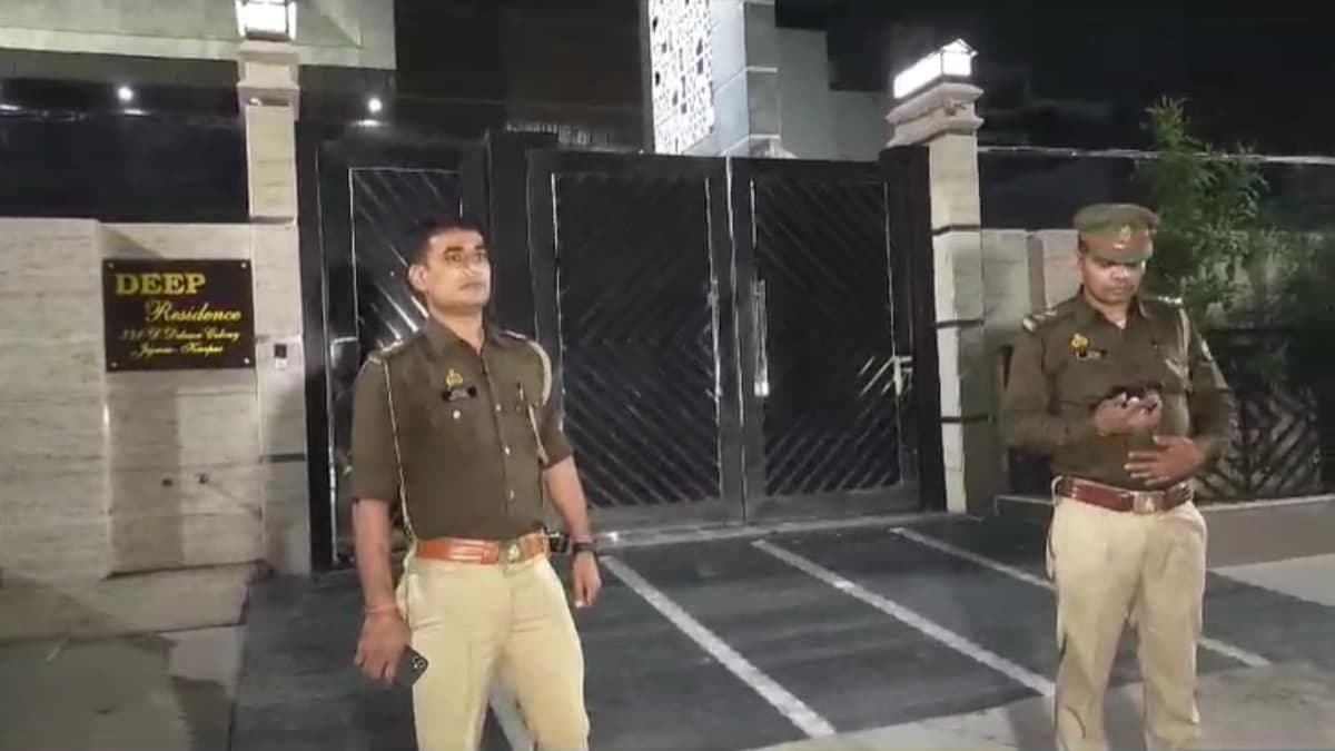 World Cup Final: भारत की हार से मायूस हो गया कानपुर, चाइनामैन स्पिनर कुलदीप यादव के घर के बाहर पुलिस का पहरा