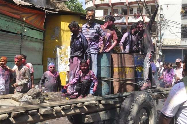 बुढ़वा होली से कुर्ता फाड़ होली तक, जानिए बिहार के अलग-अलग क्षेत्रों में लोग कैसे खेलते हैं रंग बुढ़वा होली से कुर्ता फाड़ होली तक, जानिए बिहार के अलग-अलग क्षेत्रों में लोग कैसे खेलते हैं रंग