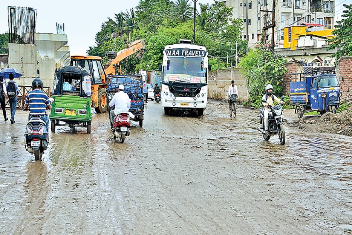 रांची का कांटाटोली फ्लाइओवर सर्विस लेन कीचड़ में तब्दील, हर दिन बाइक सवार गिरकर हो रहे घायल