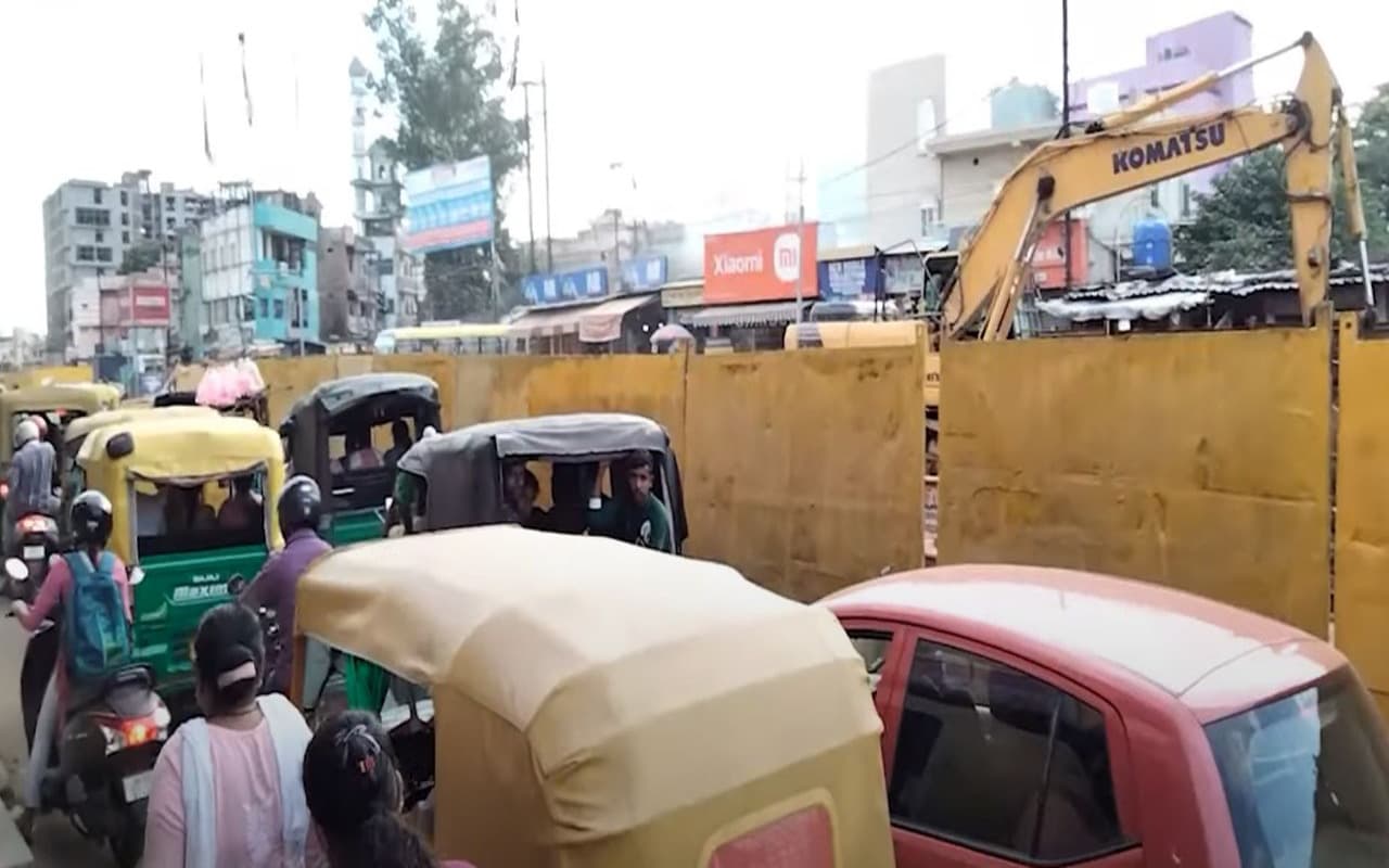 पटना में ट्रैफिक की धीमी रफ्तार से पब्लिक ट्रांसपोर्ट का बुरा हाल, घंटे में महज 18 किमी दौड़ती है सिटी बस पटना में ट्रैफिक की धीमी रफ्तार से पब्लिक ट्रांसपोर्ट का बुरा हाल, घंटे में महज 18 किमी दौड़ती है सिटी बस