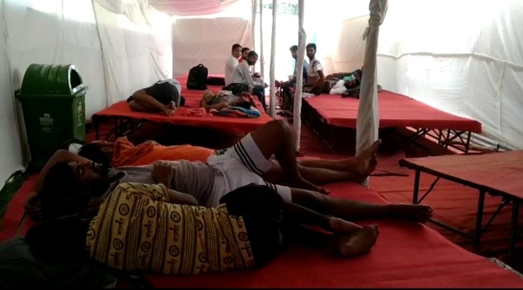 Varanasi: कावरियों के लिए मैदागिन के टाउनहॅाल में बने कैंप, भोजन-पानी की दिव्य व्यवस्था देख गदगद हैं भक्त