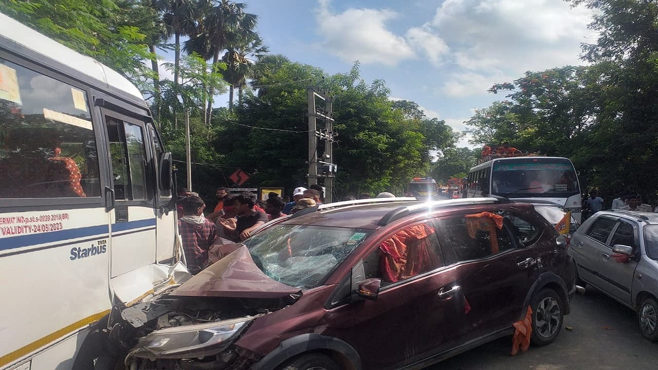 Bihar: मुंगेर में कांवरिया वाहन और बस की आमने-सामने टक्कर, पहली सोमवारी को सड़क हादसे में तीन जख्मी