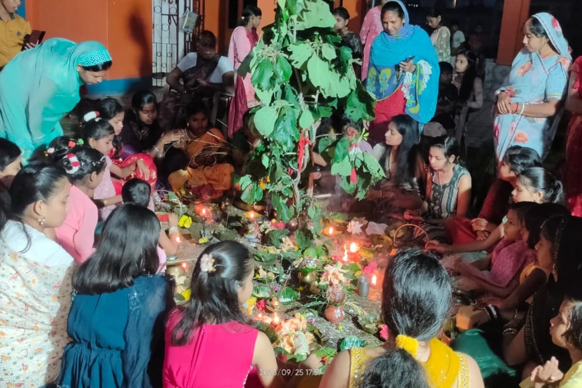 झारखंड में करम परब का उल्लास, गुमला में बहनों ने की करम डाली की पूजा, मांदर की थाप पर थिरके पांव