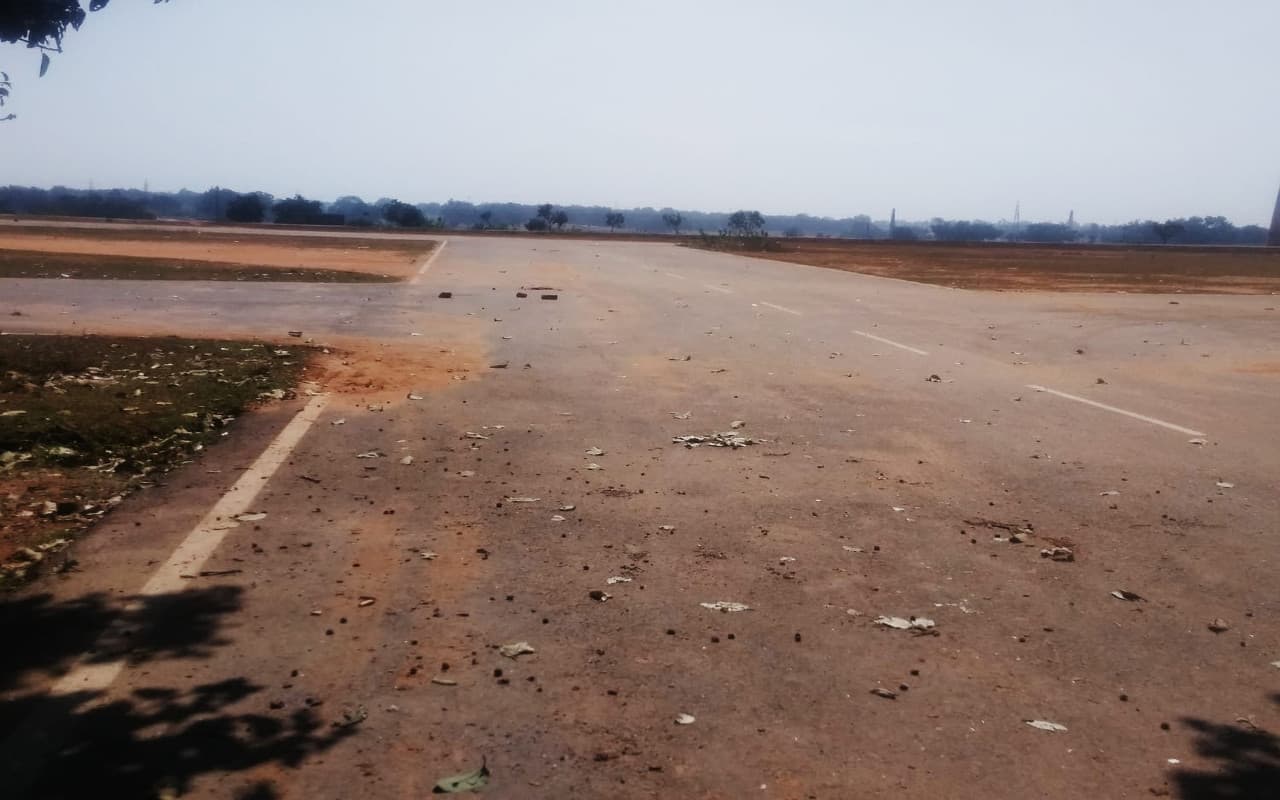 अपने अस्तित्व की लड़ाई लड़ रहा गुमला का करमडीपा एयरपोर्ट, पायलट के लिए बना रेस्ट हाउस भी खंडहर में तब्दील