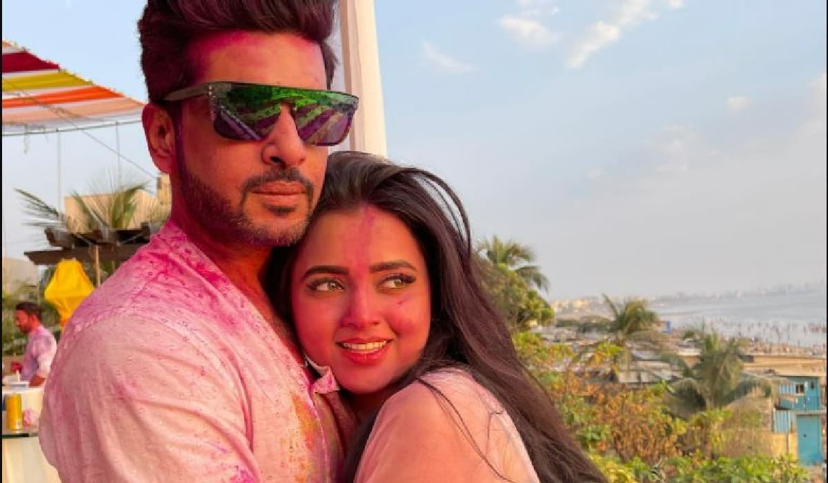 तेजस्वी प्रकाश और करण कुंद्रा ने जमकर खेली होली, कैमरे के सामने हुए रोमांटिक, PHOTOS