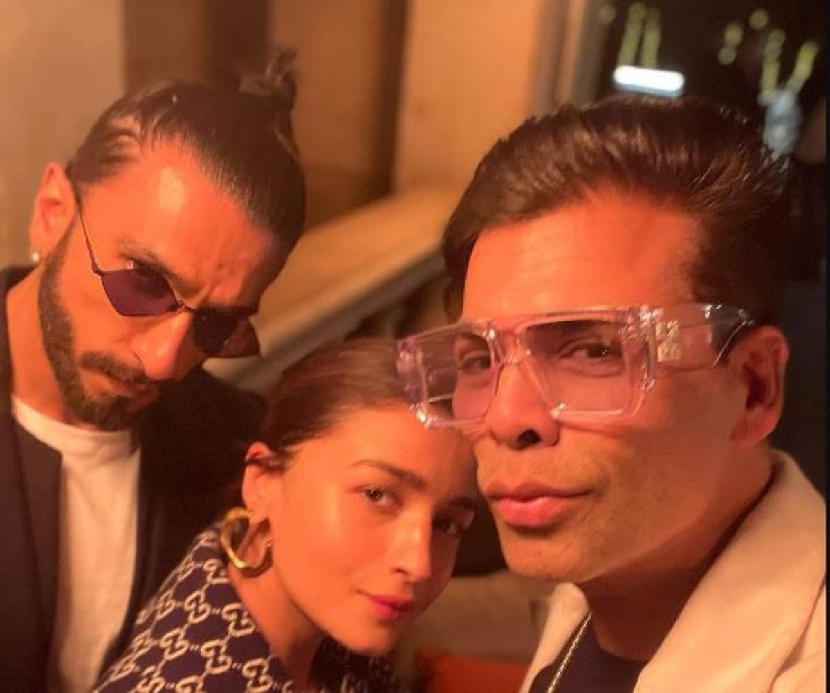 रॉकी और रानी की शूटिंग के बीच रणवीर सिंह और आलिया भट्ट के साथ पार्टी करते दिखे करण जौहर, तसवीरें वायरल