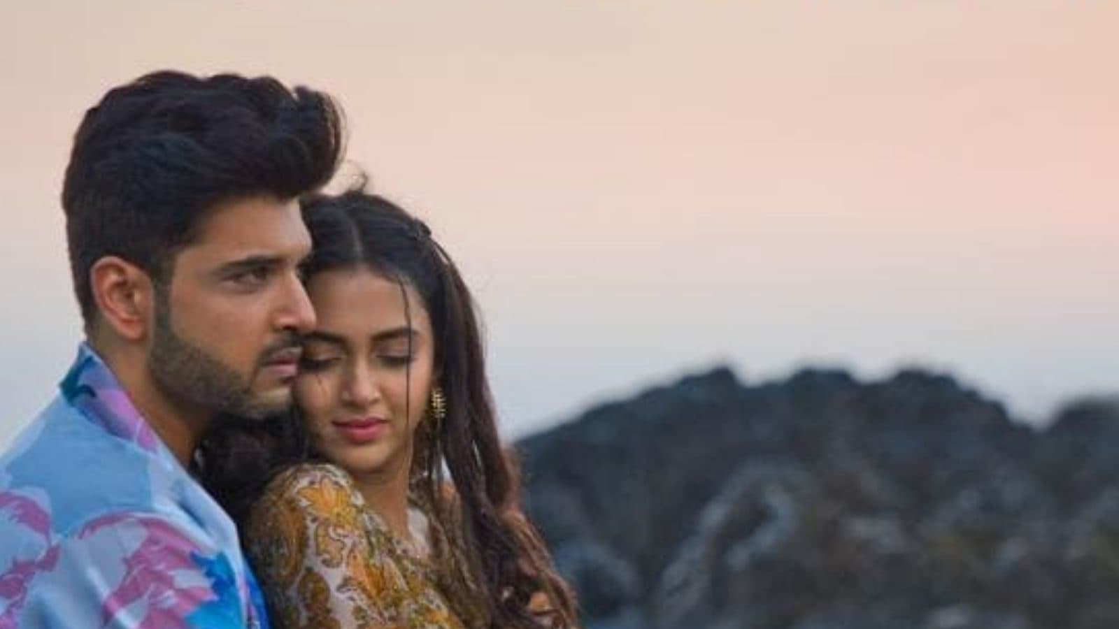 Tejasswi Prakash को पैपराजी ने घेरा, तो नाराज हुए करण कुंद्रा,बोले-गलत लगा मुझे, गर्लफ्रेंड है वो मेरी...