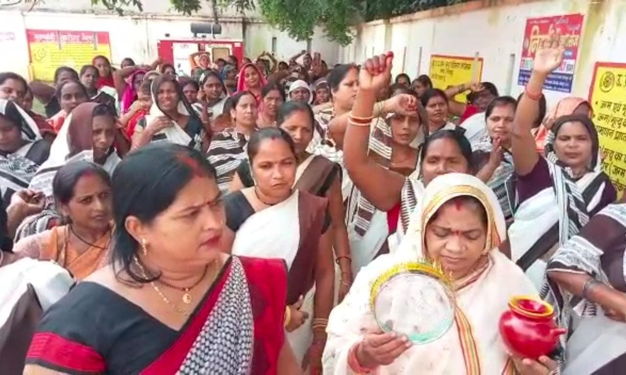 Karwa Chauth 2021: करवा चौथ पर आशा कार्यकर्ताओं ने किया प्रदर्शन, मांग पूरी न होने पर आंदोलन की चेतावनी