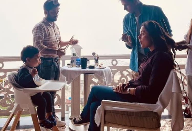 करीना कपूर खान ने 'बेस्ट मैन' जेह संग शेयर की क्यूट फोटो, मां को निहारते दिखे छोटे पटौदी, PHOTOS