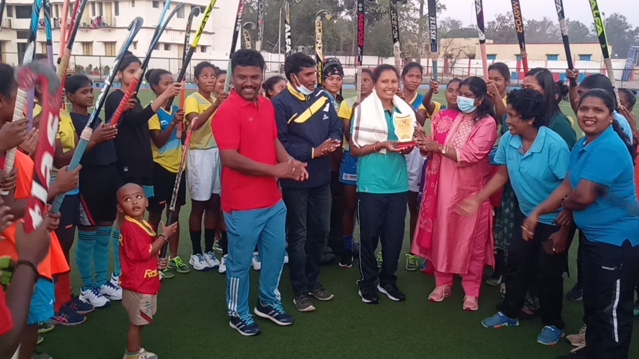 हॉकी की नर्सरी सिमडेगा में खेल मैदान के लिए 3 एकड़ जमीन देने वाली करिश्मा परवार को मिला सम्मान