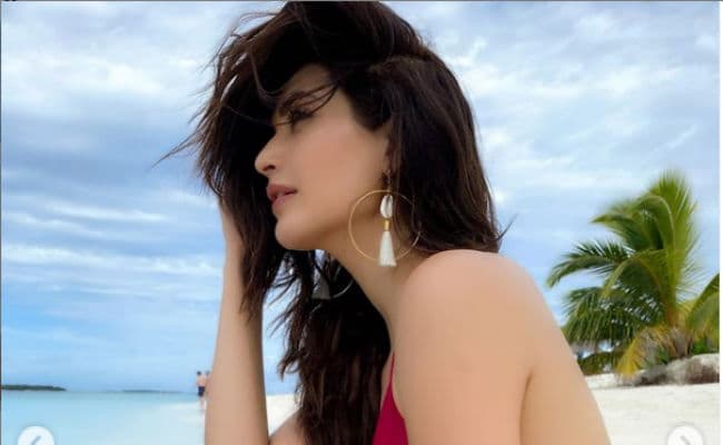 करिश्‍मा तन्‍ना की इन तसवीरों पर आया फैंस का दिल, समुद्र किनारे दिखा एक्‍ट्रेस का बोल्‍ड अवतार