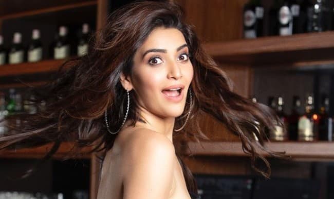 करिश्‍मा तन्‍ना ने शिमर ड्रेस में कराया बोल्‍ड फोटोशूट, वायरल हो रही इन तसवीरों पर दिल हार बैठे फैंस