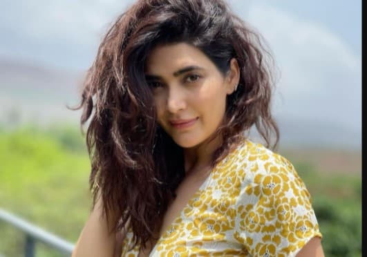 करिश्मा तन्ना बॉयफ्रेंड संग मार्केट एरिया में दिखीं, वेडिंग डेट भी कर दी कंफर्म, VIDEO